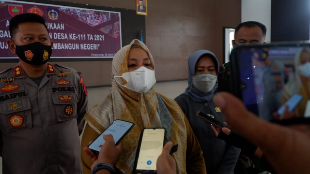 Bupati Kolaka Timur, Andi Merya Nur (Tengah). Foto: Deden Saputra/kendarinesia.