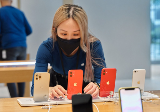Salah satu karyawan Apple Store di Orchard Road, Singapura, mengecek iPhone 12. Foto: Apple