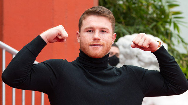 Petinju Canelo Alvarez berpose di Hand and Footprint Ceremony di TCL Chinese Theatre, di Hollywood, California, 20 Maret 2021. Foto: VALERIE MACON / AFP