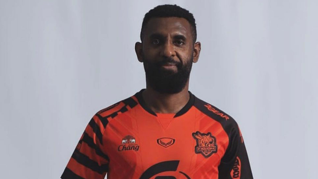 Yanto Basna mengenakan seragam baru PT Prachuap. (Foto: instagram.com/yanto_basna)