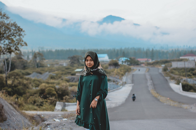 Ilustrasi baju hijau botol cocok dengan jilbab warna apa. Sumber: pixabay