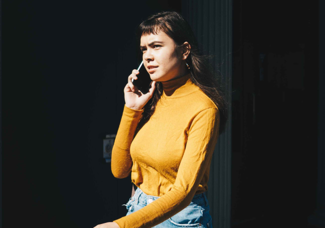 Ilustrasi menggunakan baju kuning. Sumber: Unsplash
