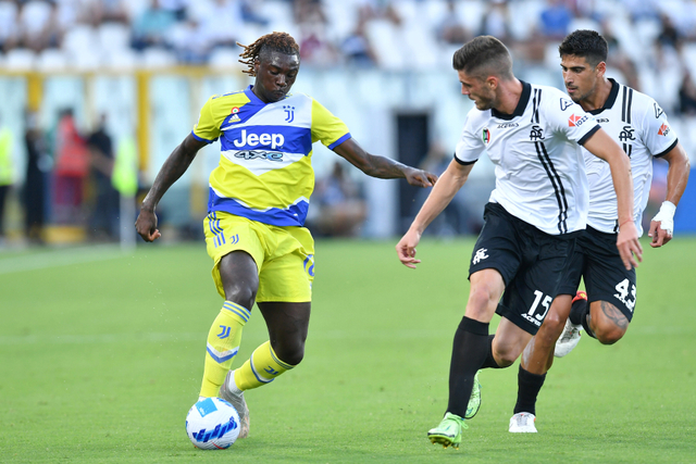 Pemain Juventus Moise Kean duel dengan pemain Spezia Petko Hristov saat pertandingan di Stadio Alberto-Picco, La Spezia, Italia. Foto: Jennifer Lorenzini/Reuters