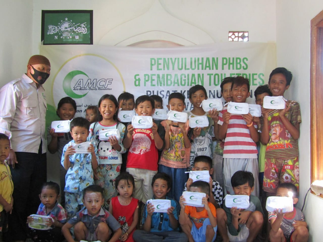 Anak-anak di Desa Plalangan begitu gembira usai menerima Paket Toiltries dari AMCF dalam Kegiatan Penyuluhan Perilaku Hidup Sehat (Foto: AMCF)