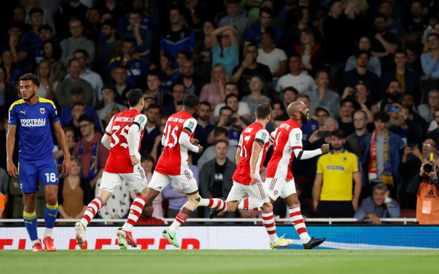 Pemain Arsenal Alexandre Lacazette saat melakukan selebrasi usai mencetak gol saat melawan AFC Wimbledon di Emirates Stadium, London, Inggris. Foto: John Sibley/Reuters