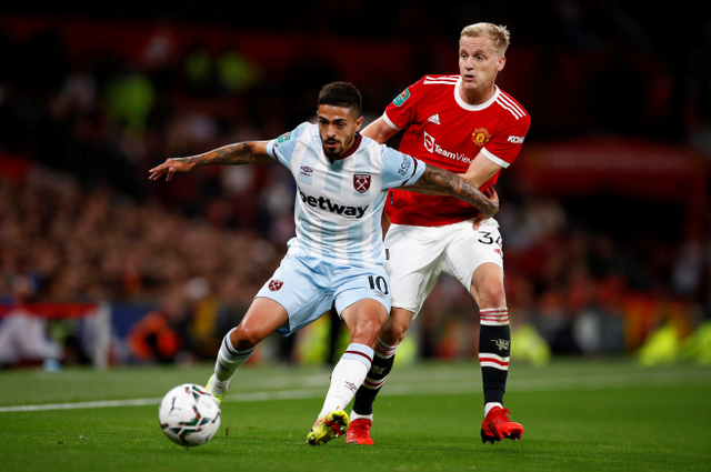 Pemain West Ham United Manuel Lanzini duel dengan pemain Manchester United Donny van de Beek saat bertanding di Old Trafford, Manchester, Inggris. Foto: Jason Cairnduff/Reuters