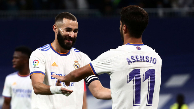 Pemain Real Madrid Marco Asensio merayakan gol ketiga mereka dengan Karim Benzema saat bertanding melawan RCD Mallorca di Santiago Bernabeu, Madrid, Spanyol. Foto: Sergio Perez/Reuters