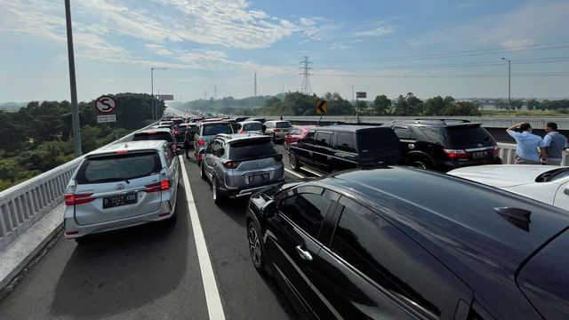 Macet panjang akibat penutupan gerbang exit tol layang Cikampek arah Cikampek, Kamis (23/9). Foto: Dok. Istimewa