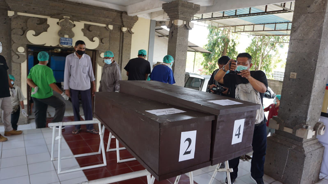 Proses kremasi jenazah terlantar di Bali. Foto: RSUP Sanglah