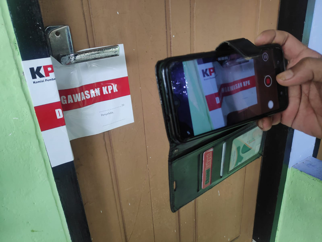 Salah satu ruangan yang di segel oleh KPK terkait OTT Bupati Kolaka Timur. Foto: kendarinesia/Deden Saputra