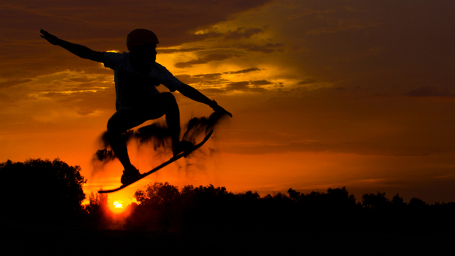 Sandboarding di gumuk pasir Parangkusumo, Yogyakarta. Foto: Shutter Stock