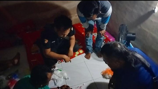 Tim Sat Narkoba Polres Bangka Selatan saat menggeledah rumah Toyib.