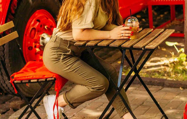 Ilustrasi celana coklat cocok dengan baju warna apa. Sumber: unsplash
