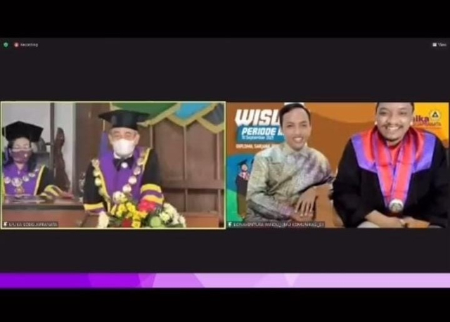 Rektor Unika ngeprank mahasiswanya saat wisuda online. Foto: Tangkapan Layar TikTok @dibalikhescene