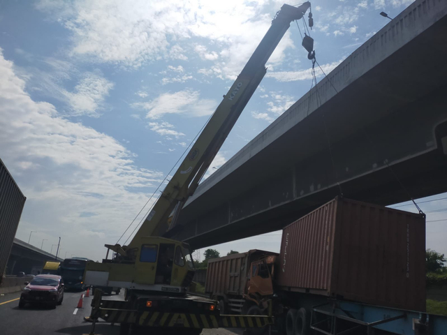 Evakuasi truk trailer dengan alat berat crane di tol layang MDZ, Kamis (23/9). Foto: Dok. Istimewa
