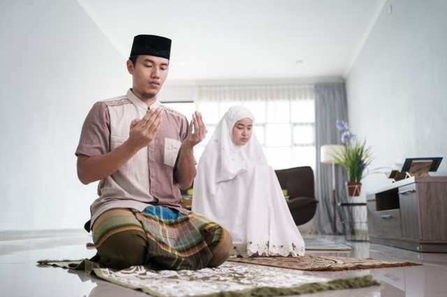 Ilustrasi pasangan suami istri berdoa untuk program hamil yang berhasil. Foto: Freepik