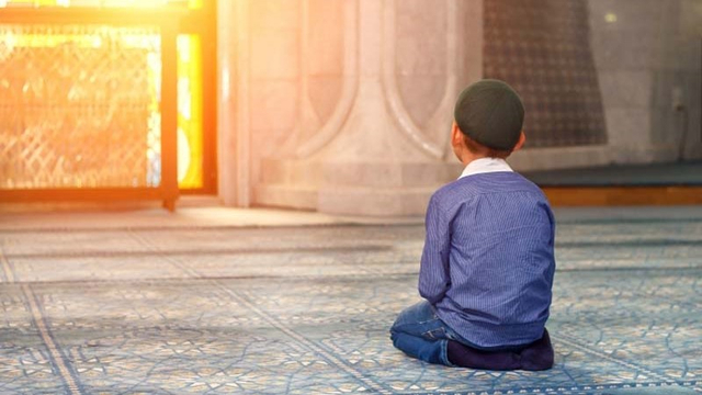 Duduk dalam masjid. Foto: islampos.com.