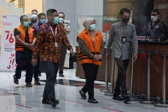 Bupati Kolaka Timur Andi Merya Nur dan Kepala BPBD Anzarullah Kolaka Timur menggunakan rompi tahanan KPK usai ditetapkan sebagai tersangka. Foto: Iqbal Firdaus/kumparan