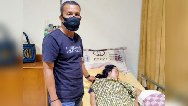Siswi SMK 1 Kota Lhokseumawe, Aceh, dirawat di rumah sakit setelah disuntik vaksin COVID-19. Menurut keluarga, ia punya riwayat sesak napas. Foto: Dok. Istimewa
