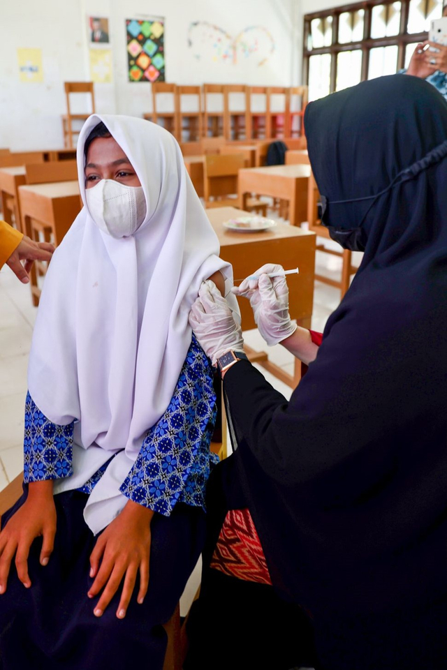 Seorang siswi menjalani vaksinasi di SMP Peukan Bada, Aceh Besar. Foto: Suparta/acehkini
