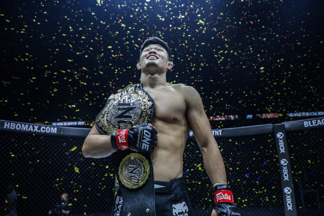 Juara Dunia ONE Lightweight Christian "The Warrior" Lee menyandang sabuk emas usai mengalahkan Timofey Nastyukhin dalam pada ajang ONE On TNT II pada April silam. Foto: ONE Championship