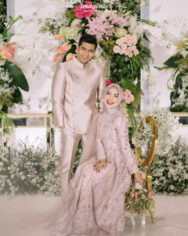 Gaya Ria Ricis dan Teuku Ryan saat Lamaran. Foto: Instagram @imagenic