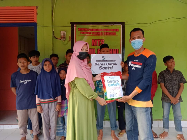 Penyaluran Beras dari Gerakan @ayosedekahsubuh Rumah Sosial Kutub. Foto: Dok. Rumah Sosial Kutub