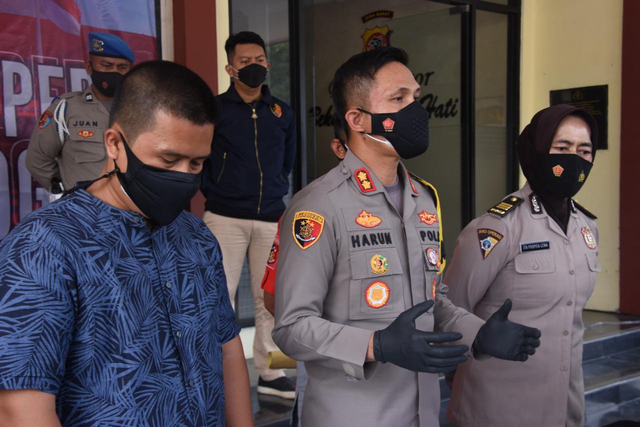Petugas menunjukan Guru Madrasah yang ditangkap polisi terkait bisnis investasi bodong dengan kerugian Rp 23 M. Foto: Dok. Istimewa