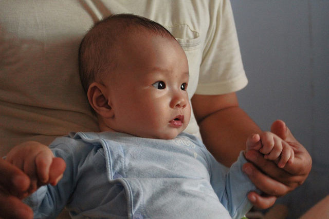 Ilustrasi orang tua melatih anak duduk di pangkuannya. Foto: Pixabay