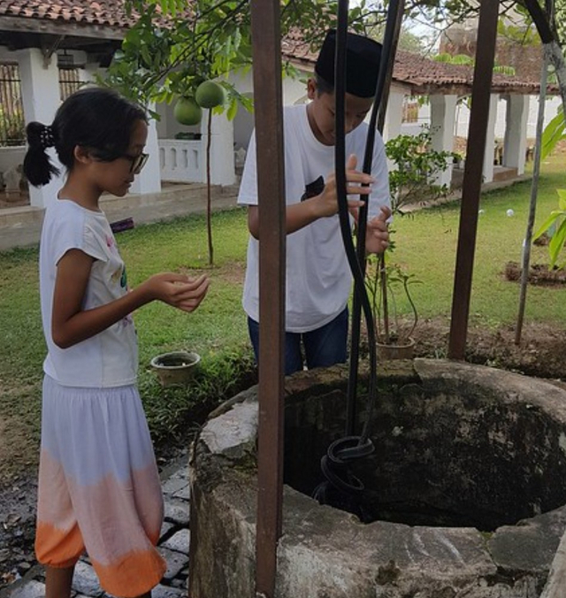 Flickr.com - Hubungan gaya dan gerak pada peristiwa menimba air