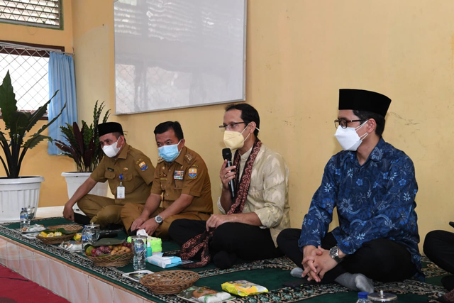 Menteri Pendidikan, Kebudayaan, Riset, dan Teknologi (Mendikbudristek) Nadiem Anwar Makarim, mengunjungi Sekolah Menengah Kejuruan (SMK) Negeri 1 Kota Jambi pada Selasa (21/9). Foto: Dok. Kementerian Pendidikan, Kebudayaan, Riset, dan Teknologi RI
