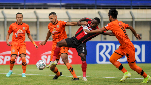 Pemain Persipura Jayapura Riky Kayame berebut bola dengen pemain Persiraja Banda Aceh pada pertandingan pada lanjutan BRI Liga 1 di Stadion Si Jalak Harupat, Kabupaten Bandung, Jawa Barat, Jumat (24/9).  Foto: Raisan Al Farisi/ANTARA FOTO