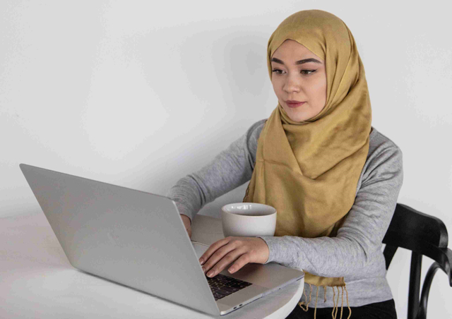 Ilustrasi baju warna abu-abu cocok dengan jilbab warna apa. Sumber: pexels