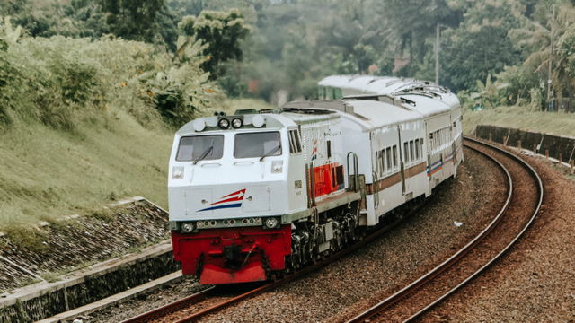 Ilustrasi kereta jarak jauh. Foto: Shutterstock