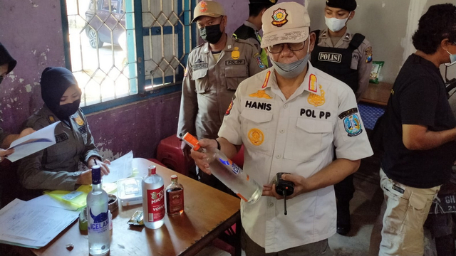 Petugas Satpol PP saat menggelar razia minuman keras (miras) di wilayah Kabupaten Tuban. Jumat (24/09/2021) (foto: istimewa)