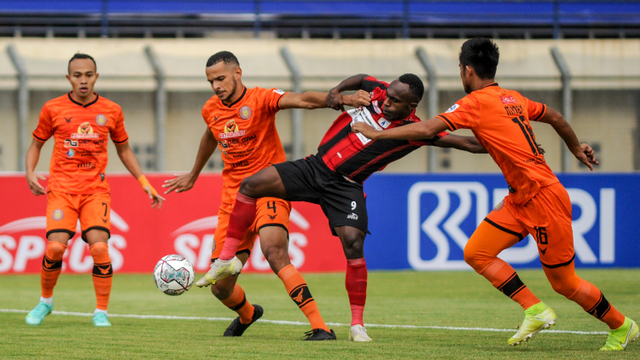 Pemain Persipura Jayapura berebut bola dengan pemain Persiraja Banda Aceh pada pertandingan lanjutan Liga 1 di Stadion Si Jalak Harupat, Jumat (24/9). Laga ini berakhir dengan skor 1-2 untuk kemenangan Persipura. Foto: Raisan Al Farisi/ANTARA FOTO