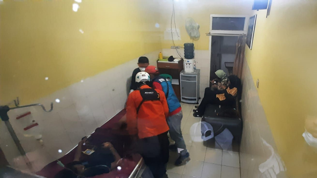 Tim SAR usai mengevakuasi Gibran yang sempat hilang di Gunung Guntur, Garut. Foto: Dok. Istimewa