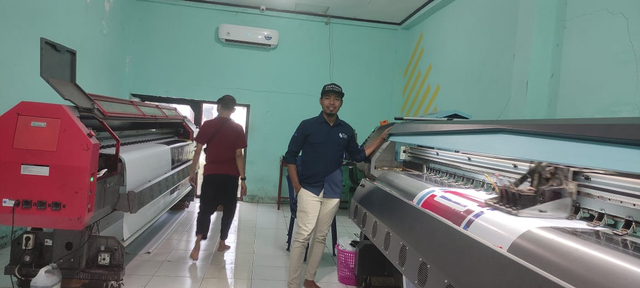 Edy Gunawan di ruangan mesin digital printing. dok