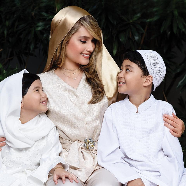 Kebaikan Cinta Laura, dekat dengan anak-anak. Source: Official page Faceebok Cinta Laura Kiehl