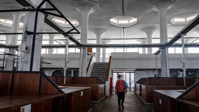 Pedagang melihat lapak yang siap untuk ditempati setelah selesai direvitalisasi di Pasar Johar Semarang, Jawa Tengah, Jumat (24/9/2021). Foto: Aji Styawan/ANTARA FOTO
