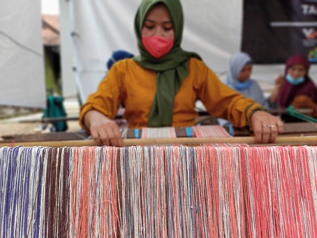 Proses pembuatab kain tenun Gadod Buhun yang masih menggunakan alat tradisional