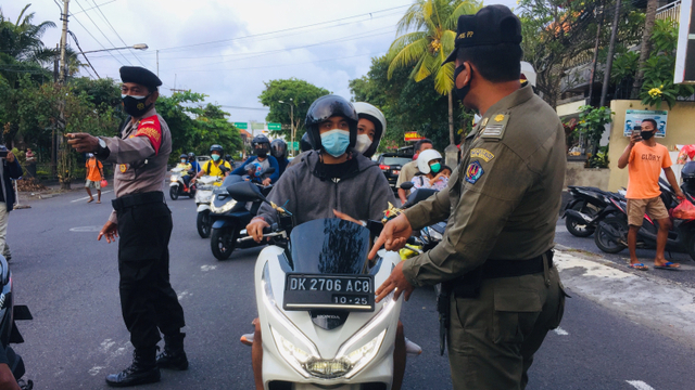 Penerapan sistem Ganjil Genap di Bali, Sabtu (25/9). Foto: Denita BR Matondang/kumparan