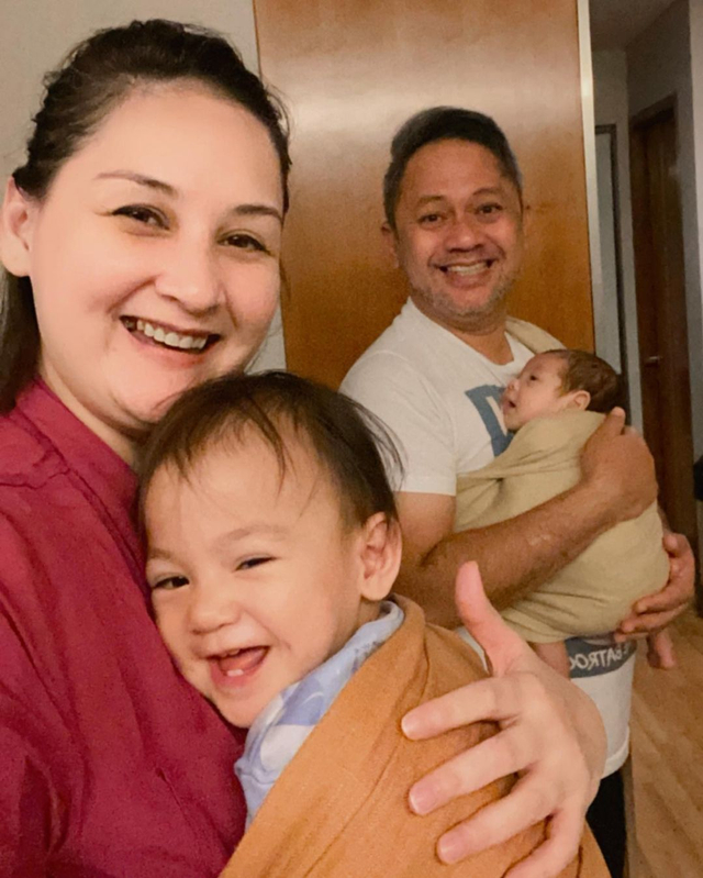 Indra Brasco dan Mona Ratuliu kompak mengasuk anak dan keponakan mereka. Foto: instagram @indrabrasco