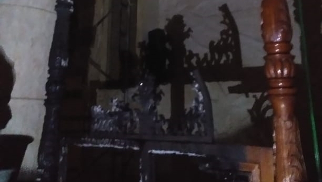 Mimbar Masjid Raya Makassar dibakar orang tak dikenal pada Sabtu (24/9) malam. Foto: Dok. Istimewa