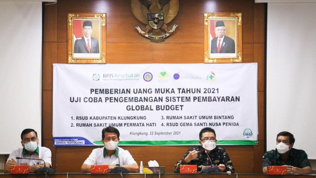 Penyerahan Simbolis Uang Muka Uji Coba Pengembangan Sistem Pembayaran Global Budget kepada 4 rumah sakit di Kabupaten Klungkung, Rabu (22/9).  Foto: BPJS Kesehatan