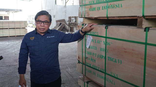 Wakil Menteri LHK, Alue Dohong merelease ekspor plywood dan blockboard PT. Surya Mandiri Jaya Sakti dengan tujuan Amerika Serikat menggunakan BreakBulk dari Magelang, Rabu (22/9).  Foto: Kementan RI