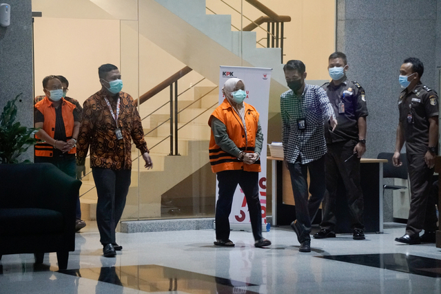 Bupati Kolaka Timur Andi Merya Nur dan Kepala BPBD Anzarullah Kolaka Timur menggunakan rompi tahanan KPK usai ditetapkan sebagai tersangka. Foto: Iqbal Firdaus/kumparan.