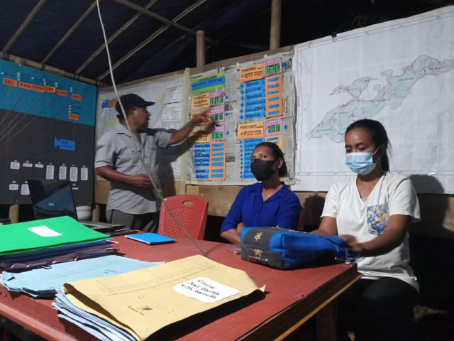 Benediktus Bedil, Direktur LSM Barakat dan dua stafnya saat mempresentasikan laporan pertanggung jawaban atas penyaluran bantuan untuk penyintas di Lembata. Foto : Teddi Lagamaking