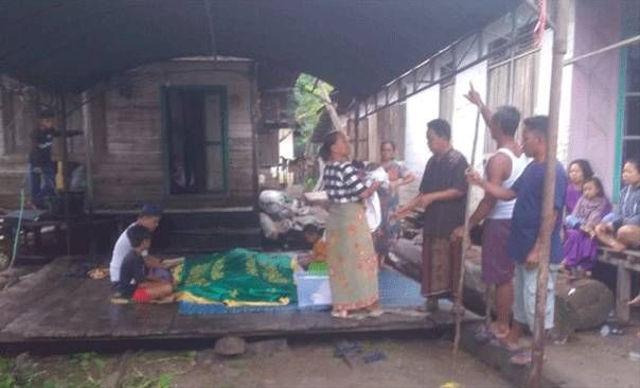 Jenazah nenek Maranie saat disemayamkan usia ditemukan. (FOTO: Dokumen Warga).