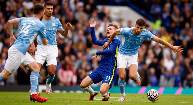 Pemain Chelsea N'Golo Kante beraksi dengan Phil Foden dari Manchester City pada pertandingan Premier League antara Chelsea melawan Manchester City di Stamford Bridge, London, Inggris - 25 September 2021. Foto: John Sibley/Reuters